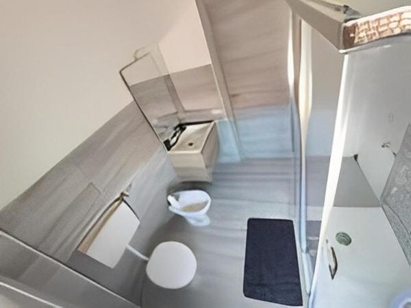 Monfalcone City Room Rental Apartment : photo 5 de la chambre chambre double de luxe avec balcon et salle de bains commune