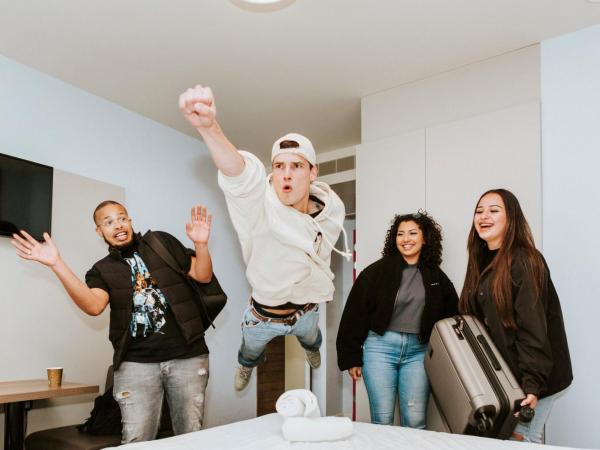 Rotterdam Teleport Hotel : photo 6 de la chambre chambre 4 personnes avec lit king-size