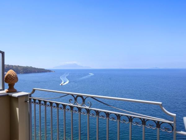Grand Hotel Ambasciatori : photo 7 de la chambre suite sorrento - vue sur mer