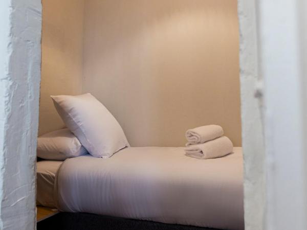 Hôtel La Prison : photo 3 de la chambre chambre triple