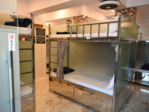 Sagar Dormitory Andheri - Nearest to Andheri Railway Station West : photo 1 de la chambre lits superposés dans dortoir masculin