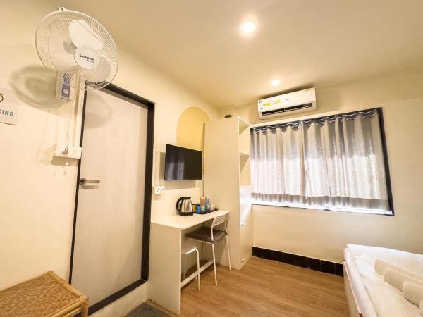 Locomo Mumbai - Stay Work Eat : photo 1 de la chambre chambre quadruple confort