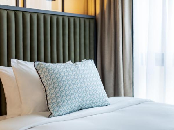 Le Parchamp, a Tribute Portfolio Hotel, Paris Boulogne : photo 3 de la chambre chambre lit king-size deluxe - vue sur cour