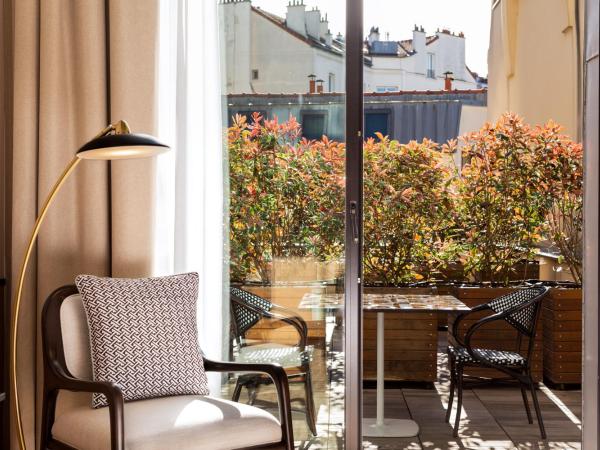 Le Parchamp, a Tribute Portfolio Hotel, Paris Boulogne : photo 1 de la chambre chambre lit king-size deluxe avec balcon