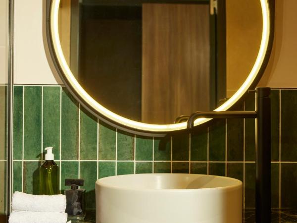 Le Parchamp, a Tribute Portfolio Hotel, Paris Boulogne : photo 4 de la chambre chambre lit king-size deluxe - vue sur cour