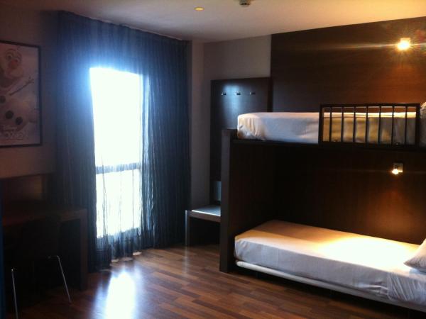 TaCH Madrid Airport : photo 4 de la chambre chambre quadruple
