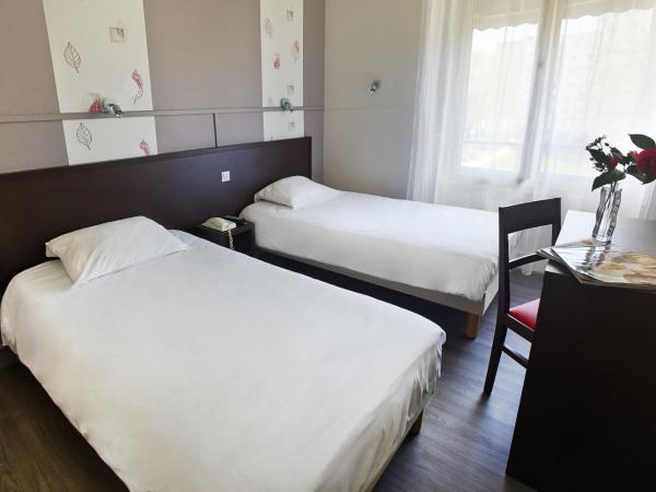 Hotel les Pecheurs : photo 1 de la chambre chambre lits jumeaux Économique avec salle de bains et toilettes communes