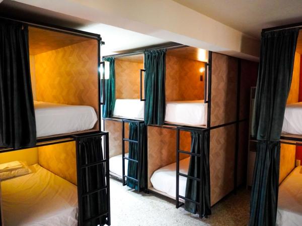 HOSTAL CHOCOLATE CALENDA : photo 1 de la chambre lit superposé dans dortoir mixte
