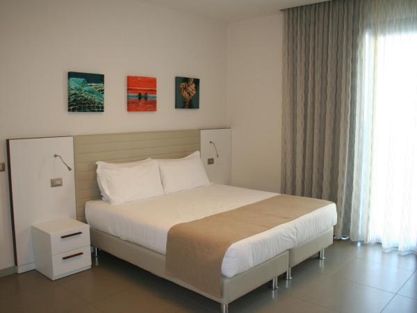 Hotel & Residence Cavalluccio Marino : photo 1 de la chambre chambre double ou lits jumeaux - vue latérale sur mer