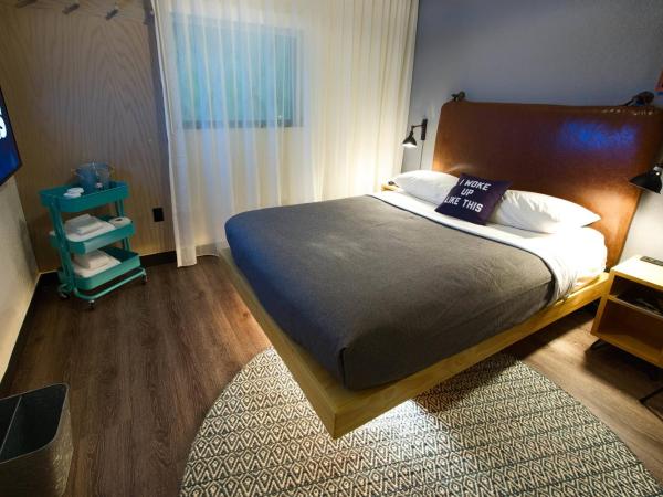 MOXY New Orleans Downtown/French Quarter Area : photo 3 de la chambre chambre lit queen-size 