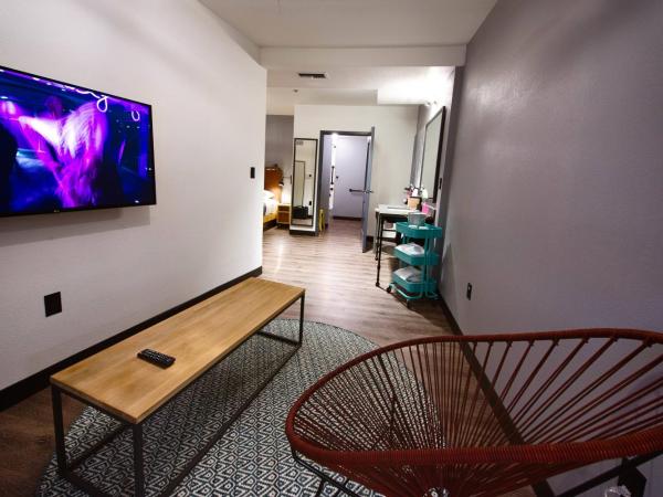 MOXY New Orleans Downtown/French Quarter Area : photo 3 de la chambre suite 1 chambre lit king-size avec canapé-lit 