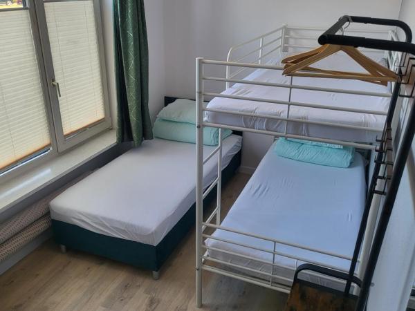 Rooms4Rest Wiertnicza - Private rooms for tourists - ATR Consulting Sp, z o,o, : photo 6 de la chambre chambre triple avec salle de bains privative