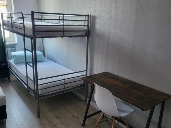 Rooms4Rest Wiertnicza - Private rooms for tourists - ATR Consulting Sp, z o,o, : photo 9 de la chambre chambre triple avec salle de bains commune