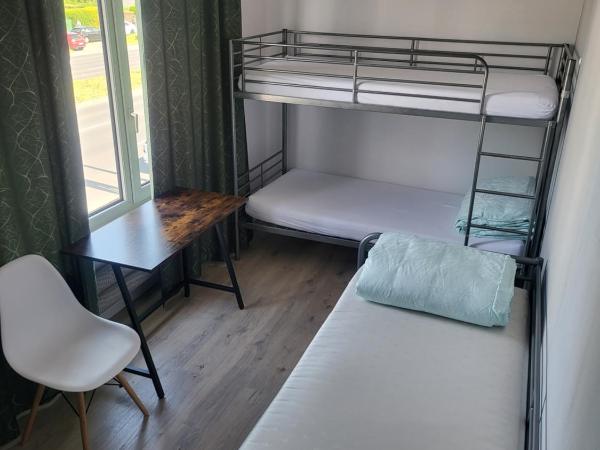 Rooms4Rest Wiertnicza - Private rooms for tourists - ATR Consulting Sp, z o,o, : photo 7 de la chambre chambre triple avec salle de bains commune