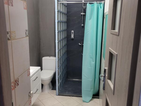 Rooms4Rest Wiertnicza - Private rooms for tourists - ATR Consulting Sp, z o,o, : photo 2 de la chambre chambre simple avec salle de bains commune