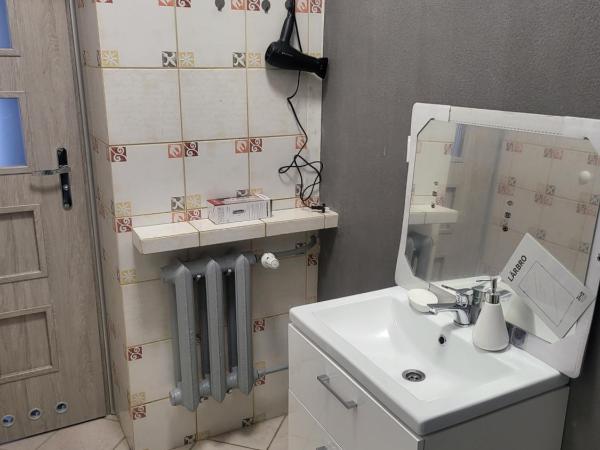 Rooms4Rest Wiertnicza - Private rooms for tourists - ATR Consulting Sp, z o,o, : photo 3 de la chambre chambre simple avec salle de bains commune