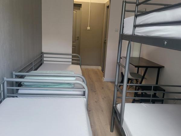 Rooms4Rest Wiertnicza - Private rooms for tourists - ATR Consulting Sp, z o,o, : photo 7 de la chambre chambre quadruple avec salle de bains privative