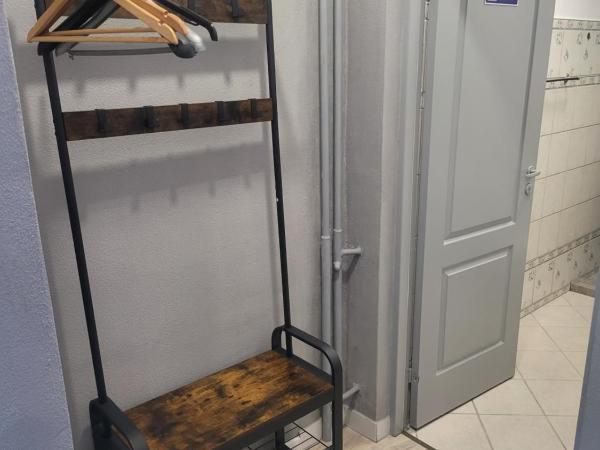 Rooms4Rest Wiertnicza - Private rooms for tourists - ATR Consulting Sp, z o,o, : photo 10 de la chambre chambre quadruple avec salle de bains privative