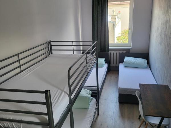 Rooms4Rest Wiertnicza - Private rooms for tourists - ATR Consulting Sp, z o,o, : photo 8 de la chambre chambre quadruple avec salle de bains privative