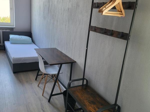 Rooms4Rest Wiertnicza - Private rooms for tourists - ATR Consulting Sp, z o,o, : photo 10 de la chambre chambre quadruple avec salle de bains privative