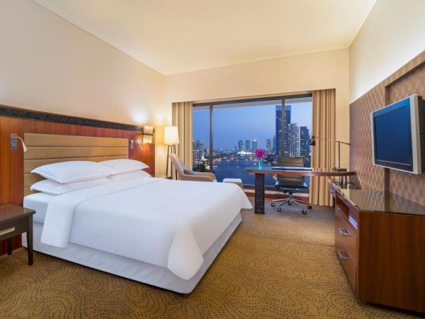 Royal Orchid Sheraton Hotel and Towers : photo 1 de la chambre chambre lit king-size premium deluxe - vue sur fleuve