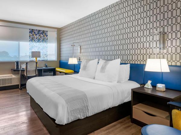 GLō Best Western Savannah-Gateway I-95 : photo 1 de la chambre chambre lit king-size avec bureau