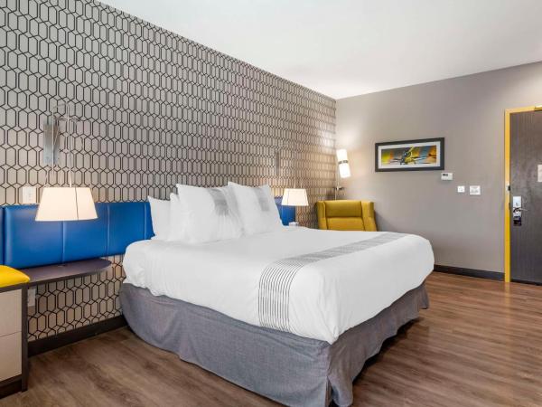 GLō Best Western Savannah-Gateway I-95 : photo 3 de la chambre chambre lit king-size avec bureau