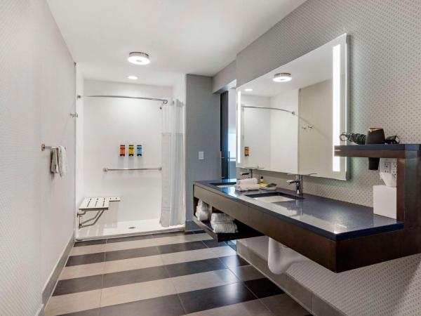 GLō Best Western Savannah-Gateway I-95 : photo 2 de la chambre chambre lit king-size avec douche accessible en fauteuil roulant