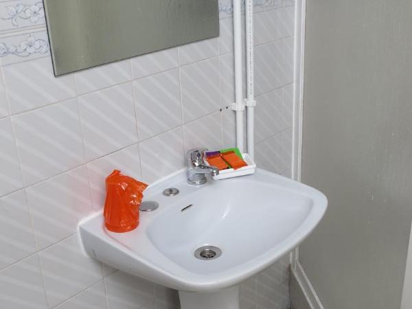 Alojamento Local Duarte's : photo 7 de la chambre chambre triple avec salle de bains privative