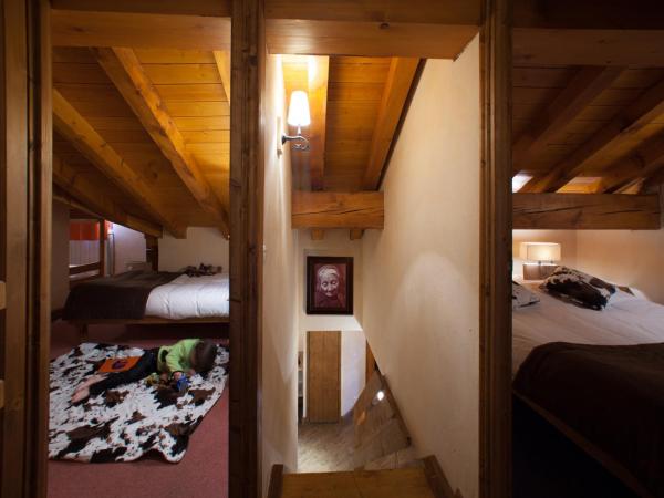 Résidences Village Montana by Les Etincelles : photo 4 de la chambre appartement 3 chambres avec cabine et cheminée 