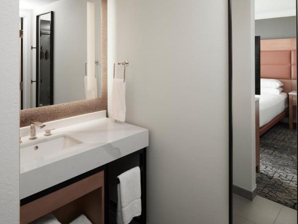 Sheraton Oceanfront Hotel : photo 3 de la chambre chambre 1 lit king-size avec balcon et canapé-lit - vue sur ville