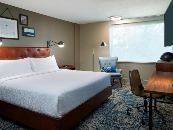 Four Points by Sheraton Toronto Airport : photo 1 de la chambre chambre lit king-size traditionnelle