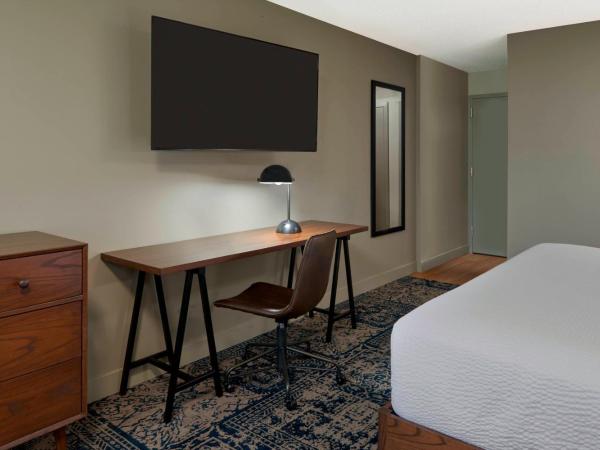 Four Points by Sheraton Toronto Airport : photo 2 de la chambre chambre lit king-size traditionnelle