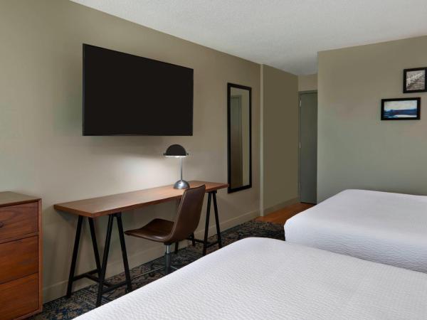 Four Points by Sheraton Toronto Airport : photo 2 de la chambre chambre traditionnelle avec 2 lits queen-size