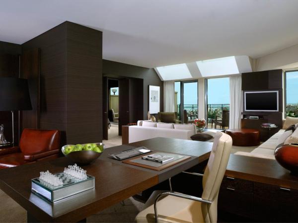 Sheraton Grand Sydney Hyde Park : photo 4 de la chambre suite royale 1 chambre avec 1 lit king-size et accès au salon club