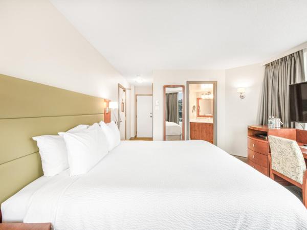 Victoria Regent Waterfront Hotel & Suites : photo 2 de la chambre chambre lit king-size - vue sur ville