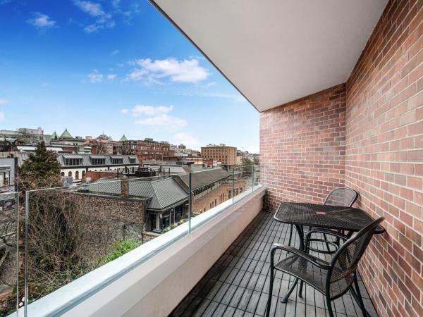 Victoria Regent Waterfront Hotel & Suites : photo 4 de la chambre chambre lit king-size - vue sur ville