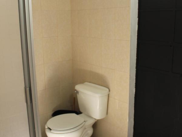 Hostal Centeno : photo 6 de la chambre chambre double avec salle de bains privative