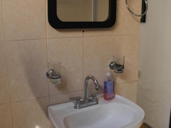 Hostal Centeno : photo 7 de la chambre chambre double avec salle de bains privative