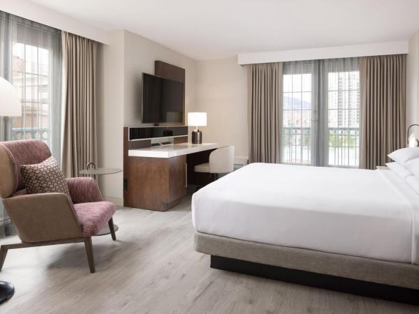 Delta Hotels by Marriott Grand Okanagan Resort : photo 3 de la chambre suite lit king-size avec canapé-lit et bain à remous