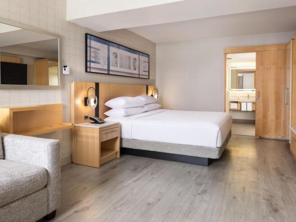 Delta Hotels by Marriott Grand Okanagan Resort : photo 2 de la chambre chambre lit king-size deluxe avec canapé-lit - vue sur lac