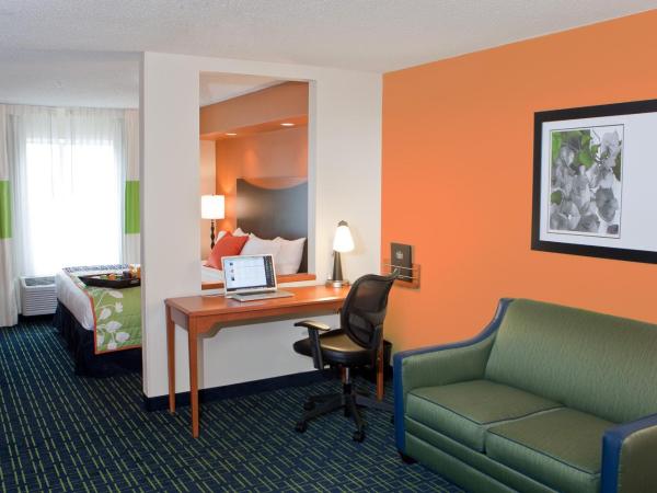 Fairfield Inn & Suites by Marriott Memphis East Galleria : photo 1 de la chambre grand studio king avec canapé-lit