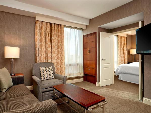 Sheraton Suites Calgary Eau Claire : photo 1 de la chambre suite d'angle lit king-size avec canapé-lit 