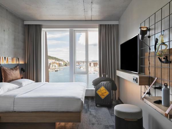 Moxy Bergen : photo 1 de la chambre chambre lit queen-size - vue sur mer 