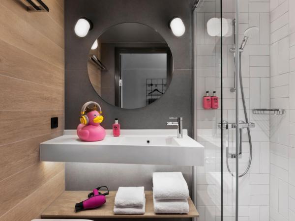 Moxy Bergen : photo 5 de la chambre chambre standard lit queen-size