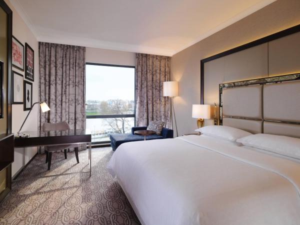 Sheraton Grand Krakow : photo 7 de la chambre grande chambre lit king-size deluxe - vue sur wavel ou vistule