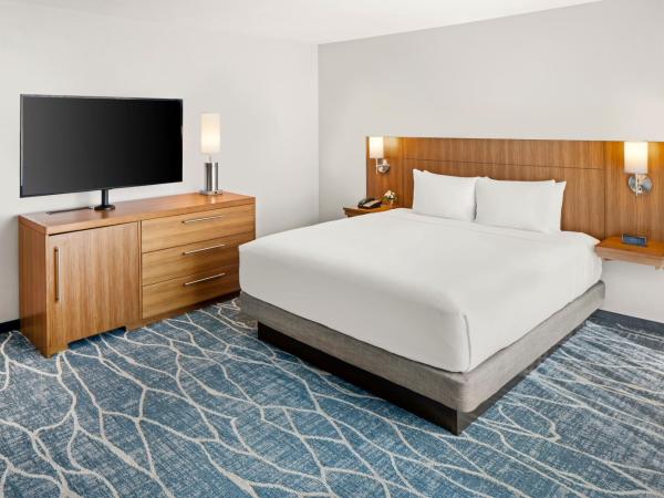 Hyatt Place Waikiki Beach : photo 9 de la chambre specialty king room with sofa bed and ocean view