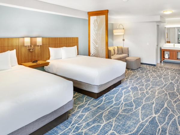 Hyatt Place Waikiki Beach : photo 7 de la chambre specialty queen room with two queen beds with sofa bed and mountain view