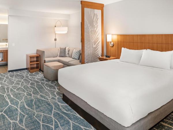 Hyatt Place Waikiki Beach : photo 7 de la chambre specialty king room with sofa bed and mountain view