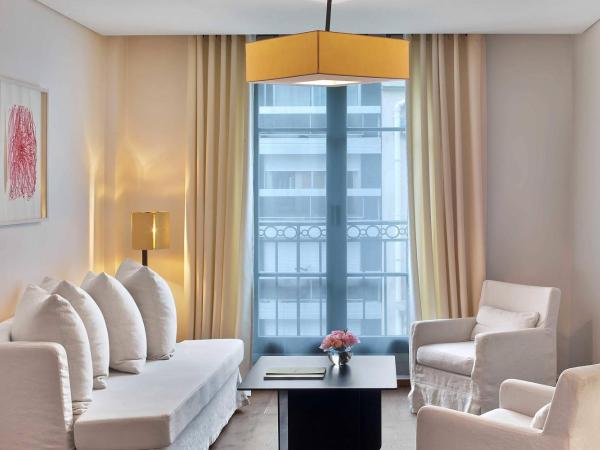 Le Metropolitan Paris Tour Eiffel, a Tribute Portfolio Hotel : photo 6 de la chambre suite lit king-size junior